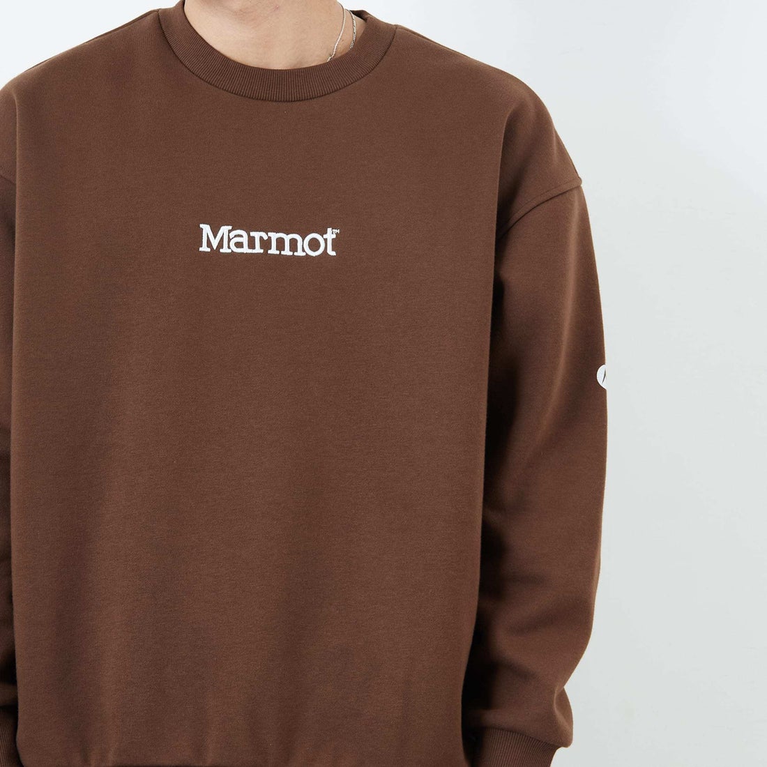 Marmot [マーモット] 別注 ブランド刺繍ロゴ クルーネックスウェット [MTFW25USW364IN-JF] BROWN &&モデル身長：179cm 着用サイズ：L&&