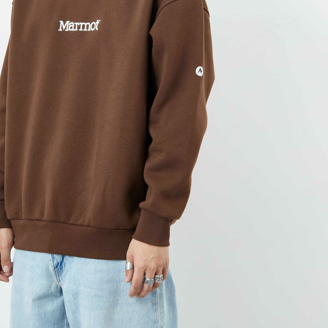 Marmot [マーモット] 別注 ブランド刺繍ロゴ クルーネックスウェット [MTFW25USW364IN-JF] BROWN &&モデル身長：179cm 着用サイズ：L&&
