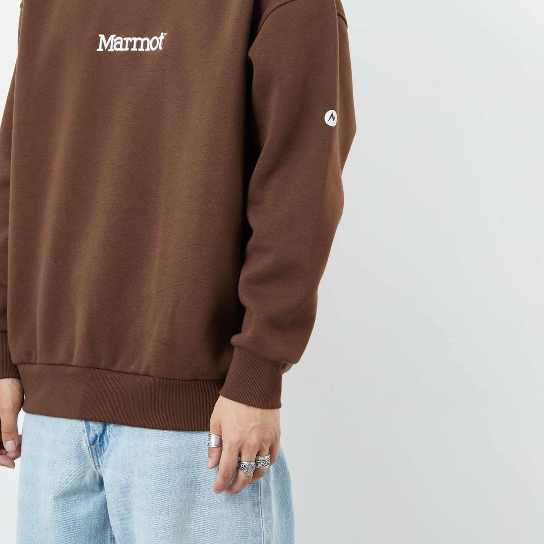 Marmot [マーモット] 別注 ブランド刺繍ロゴ クルーネックスウェット [MTFW25USW364IN-JF] BROWN &&モデル身長：179cm 着用サイズ：L&&