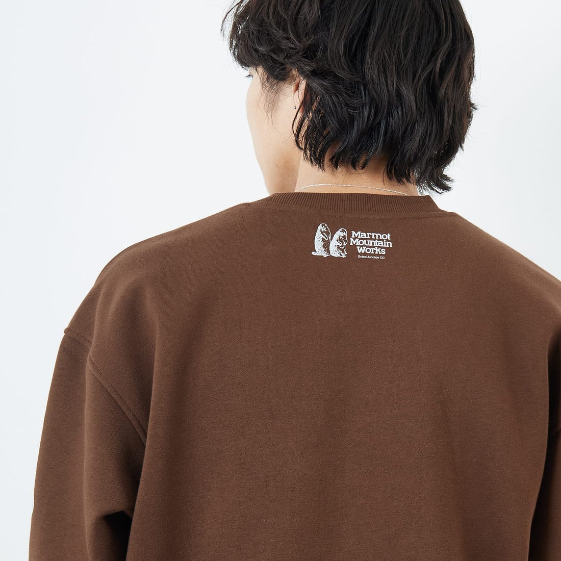Marmot [マーモット] 別注 ブランド刺繍ロゴ クルーネックスウェット [MTFW25USW364IN-JF] BROWN &&モデル身長：179cm 着用サイズ：L&&