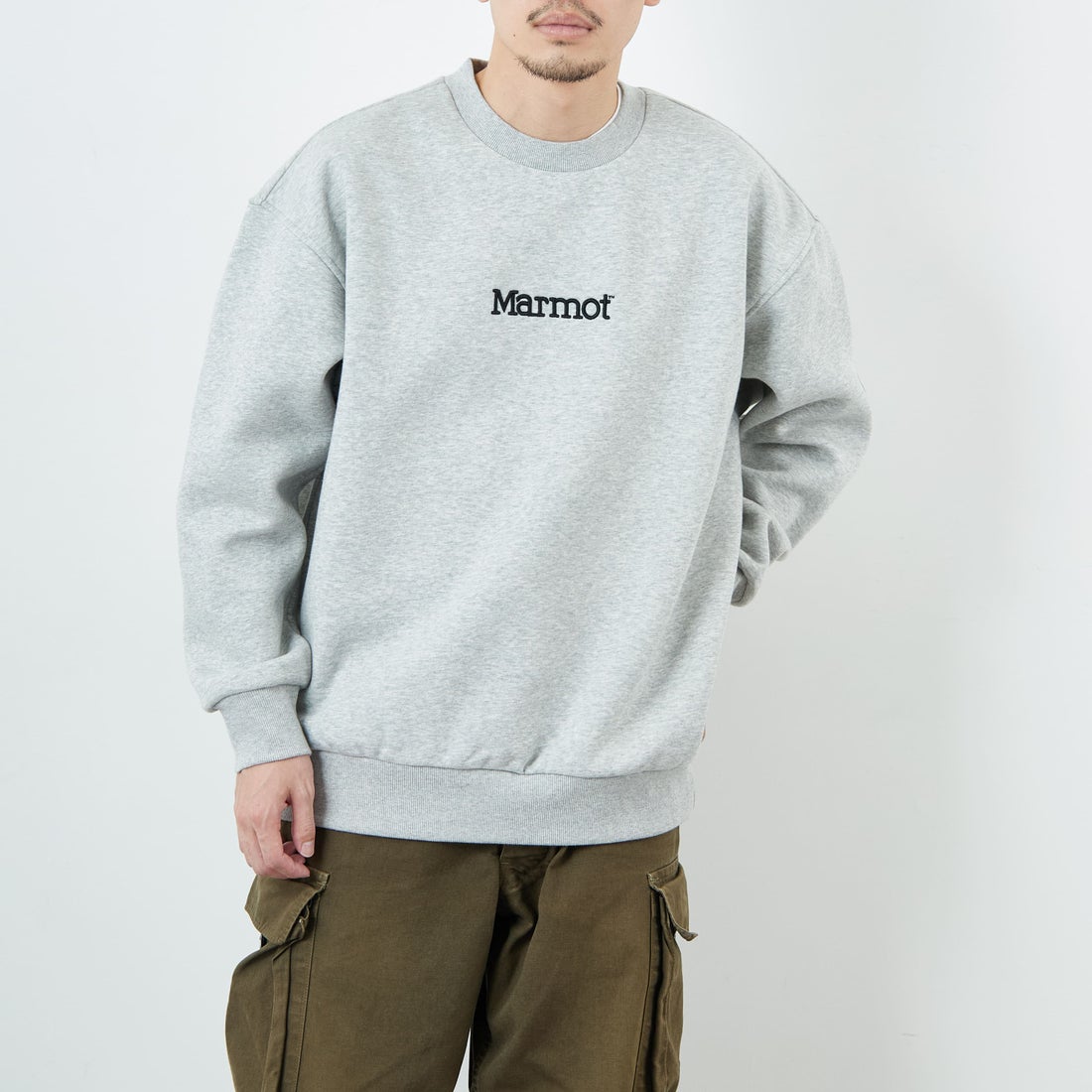 Marmot [マーモット] 別注 ブランド刺繍ロゴ クルーネックスウェット [MTFW25USW364IN-JF] TOP GRAY &&モデル身長：168cm 着用サイズ：L&&