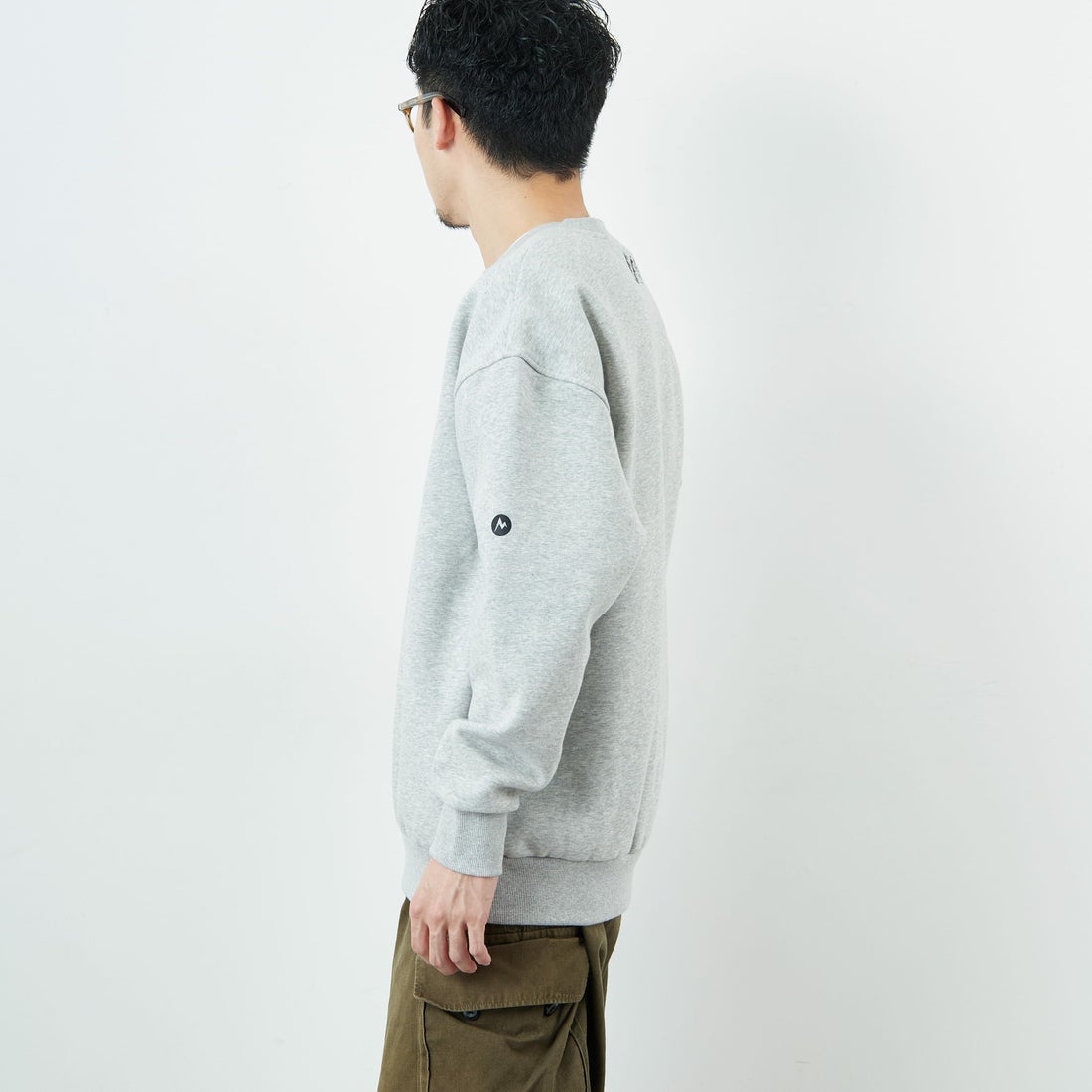 Marmot [マーモット] 別注 ブランド刺繍ロゴ クルーネックスウェット [MTFW25USW364IN-JF] TOP GRAY &&モデル身長：168cm 着用サイズ：L&&