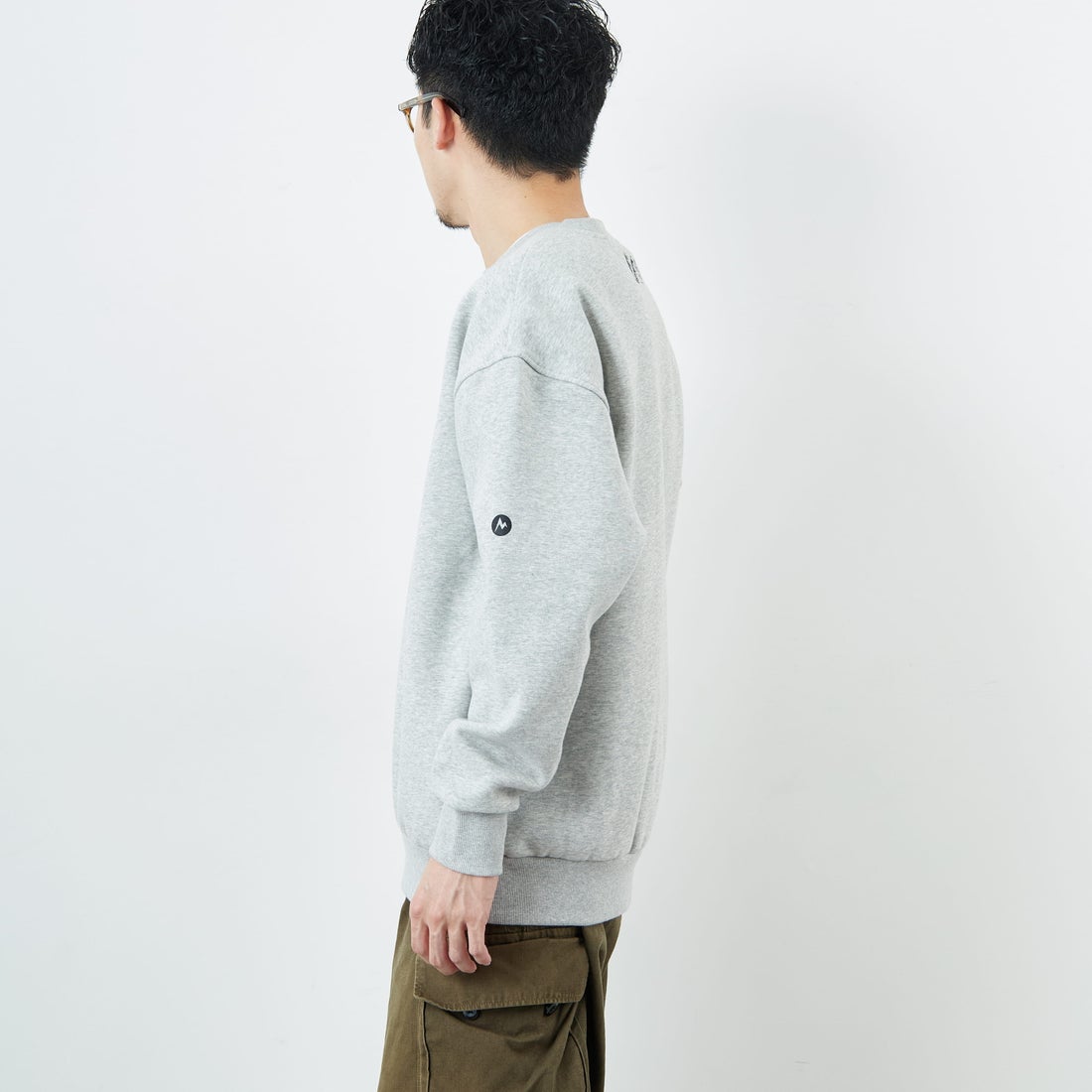 Marmot [マーモット] 別注 ブランド刺繍ロゴ クルーネックスウェット [MTFW25USW364IN-JF] TOP GRAY &&モデル身長：168cm 着用サイズ：L&&