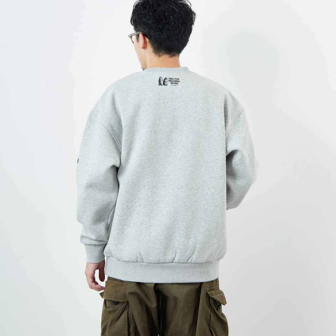 Marmot [マーモット] 別注 ブランド刺繍ロゴ クルーネックスウェット [MTFW25USW364IN-JF] TOP GRAY &&モデル身長：168cm 着用サイズ：L&&