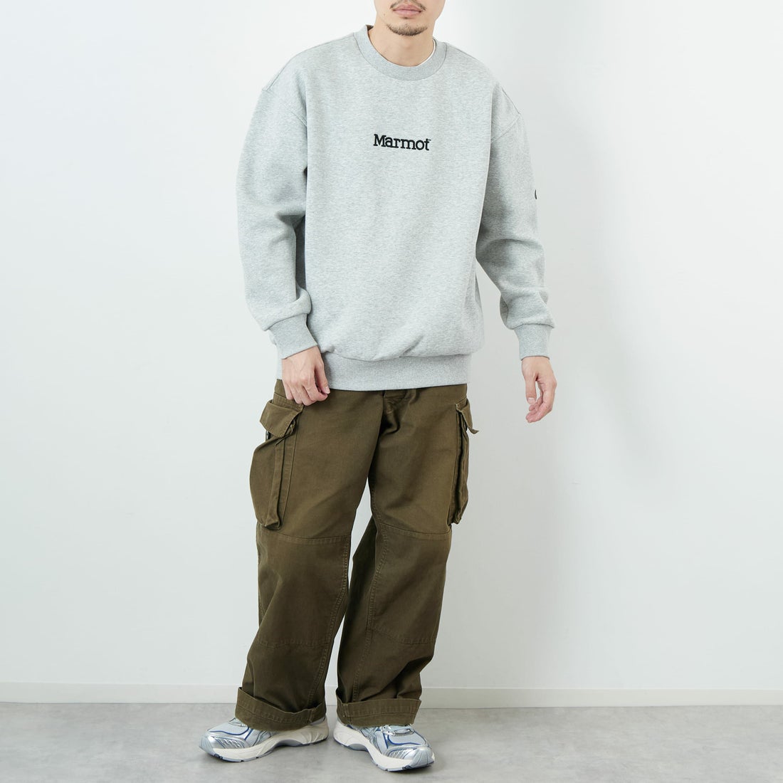 Marmot [マーモット] 別注 ブランド刺繍ロゴ クルーネックスウェット [MTFW25USW364IN-JF] TOP GRAY &&モデル身長：168cm 着用サイズ：L&&