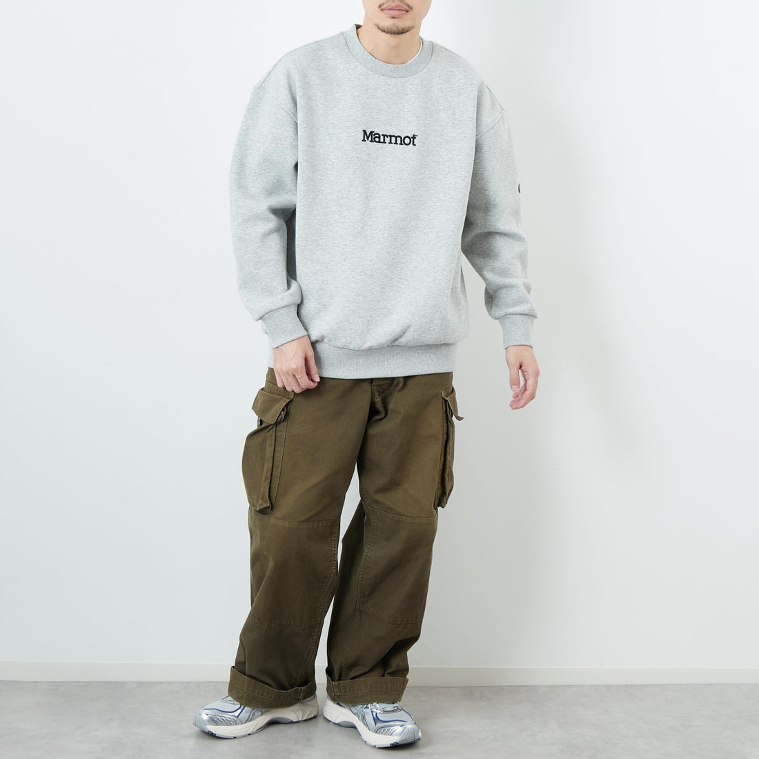 Marmot [マーモット] 別注 ブランド刺繍ロゴ クルーネックスウェット [MTFW25USW364IN-JF] TOP GRAY &&モデル身長：168cm 着用サイズ：L&&