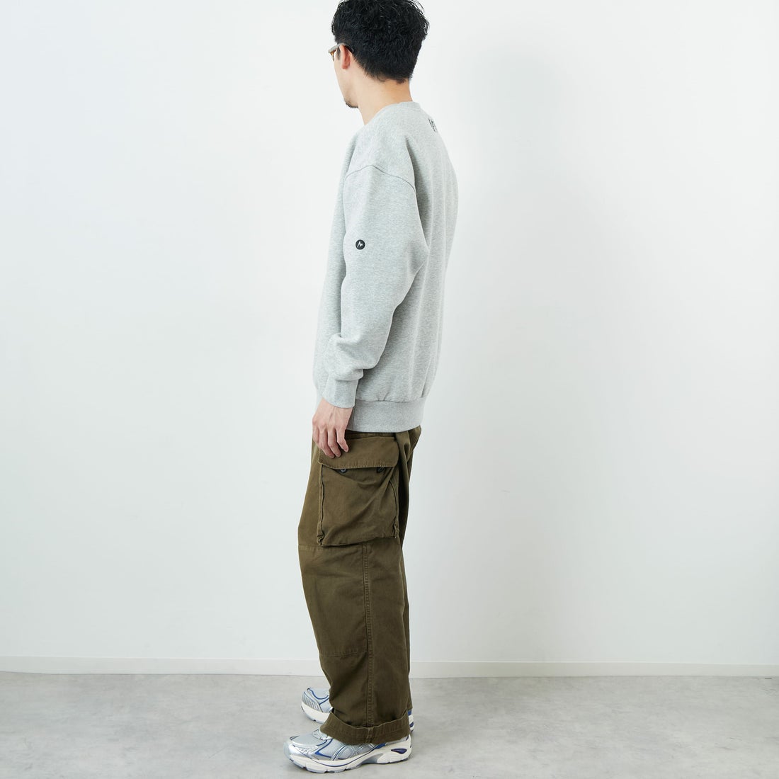 Marmot [マーモット] 別注 ブランド刺繍ロゴ クルーネックスウェット [MTFW25USW364IN-JF] TOP GRAY &&モデル身長：168cm 着用サイズ：L&&