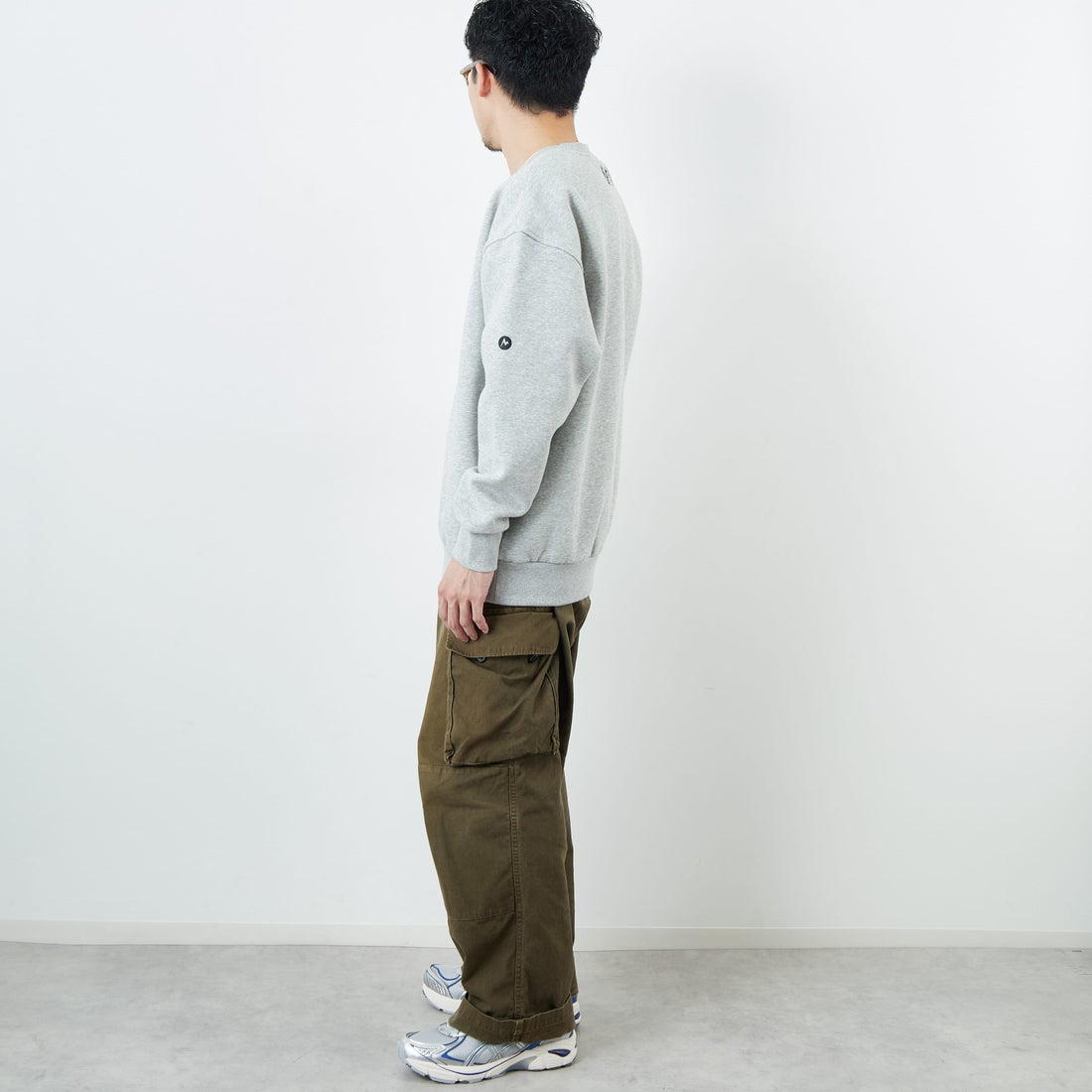 Marmot [マーモット] 別注 ブランド刺繍ロゴ クルーネックスウェット [MTFW25USW364IN-JF] TOP GRAY &&モデル身長：168cm 着用サイズ：L&&