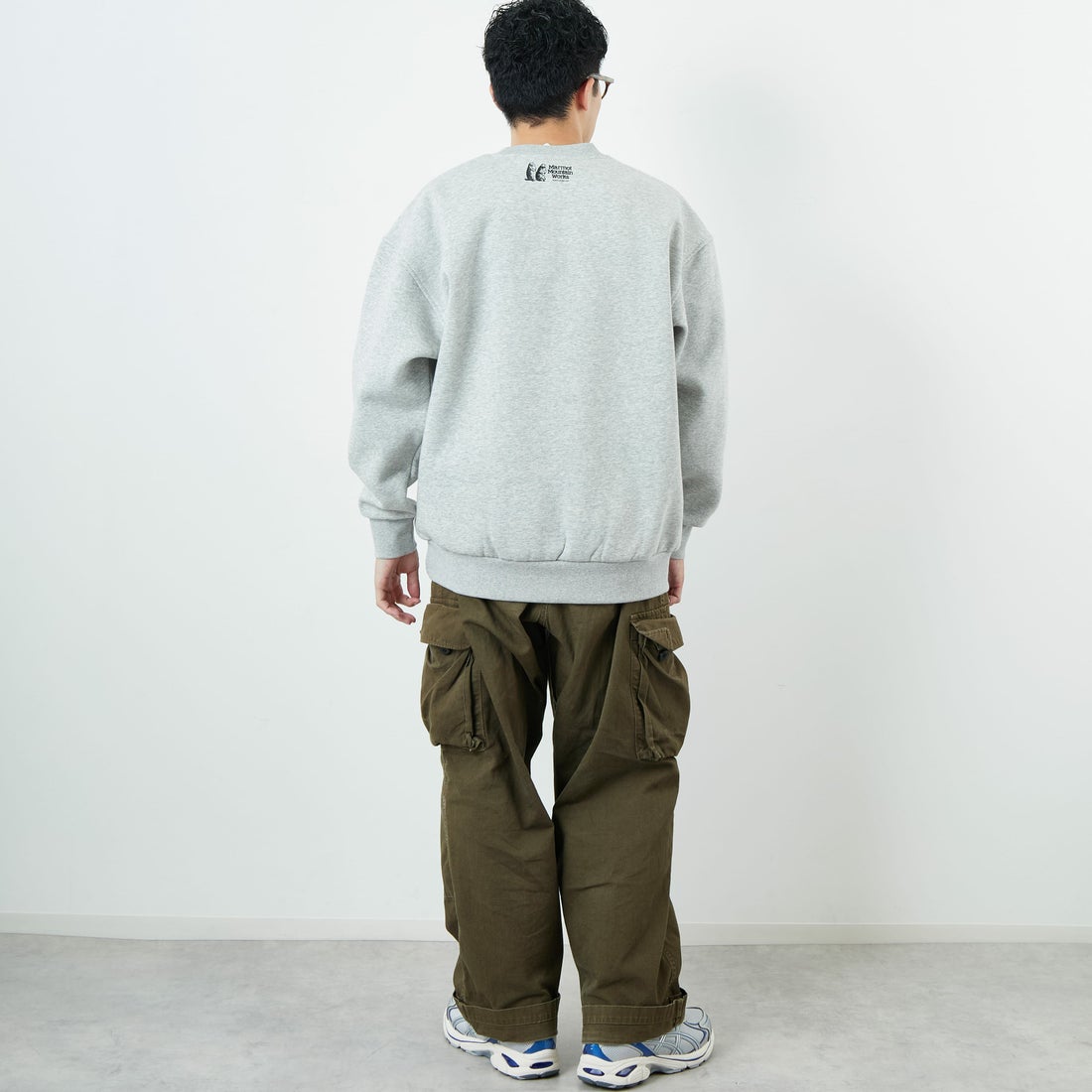 Marmot [マーモット] 別注 ブランド刺繍ロゴ クルーネックスウェット [MTFW25USW364IN-JF] TOP GRAY &&モデル身長：168cm 着用サイズ：L&&