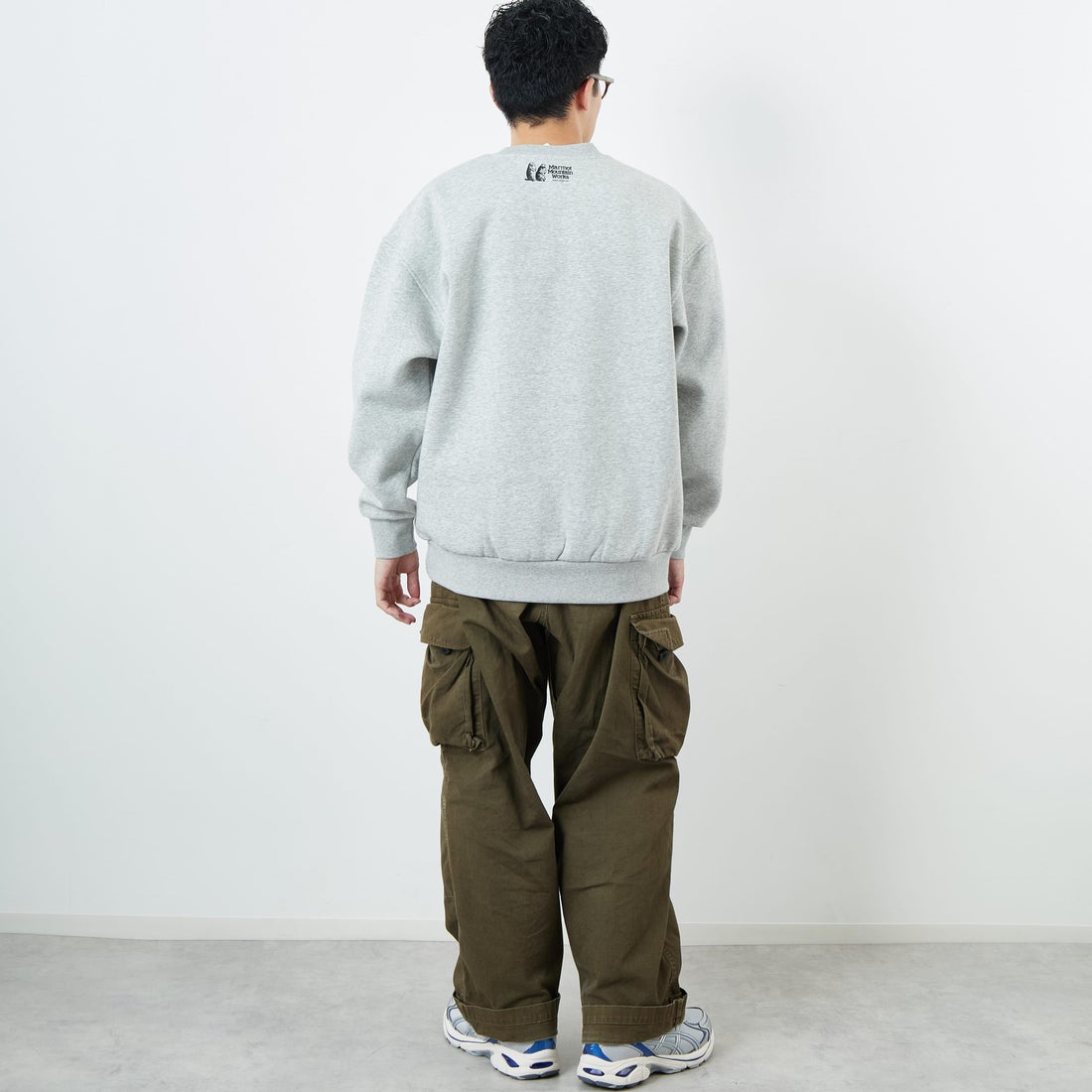 Marmot [マーモット] 別注 ブランド刺繍ロゴ クルーネックスウェット [MTFW25USW364IN-JF] TOP GRAY &&モデル身長：168cm 着用サイズ：L&&