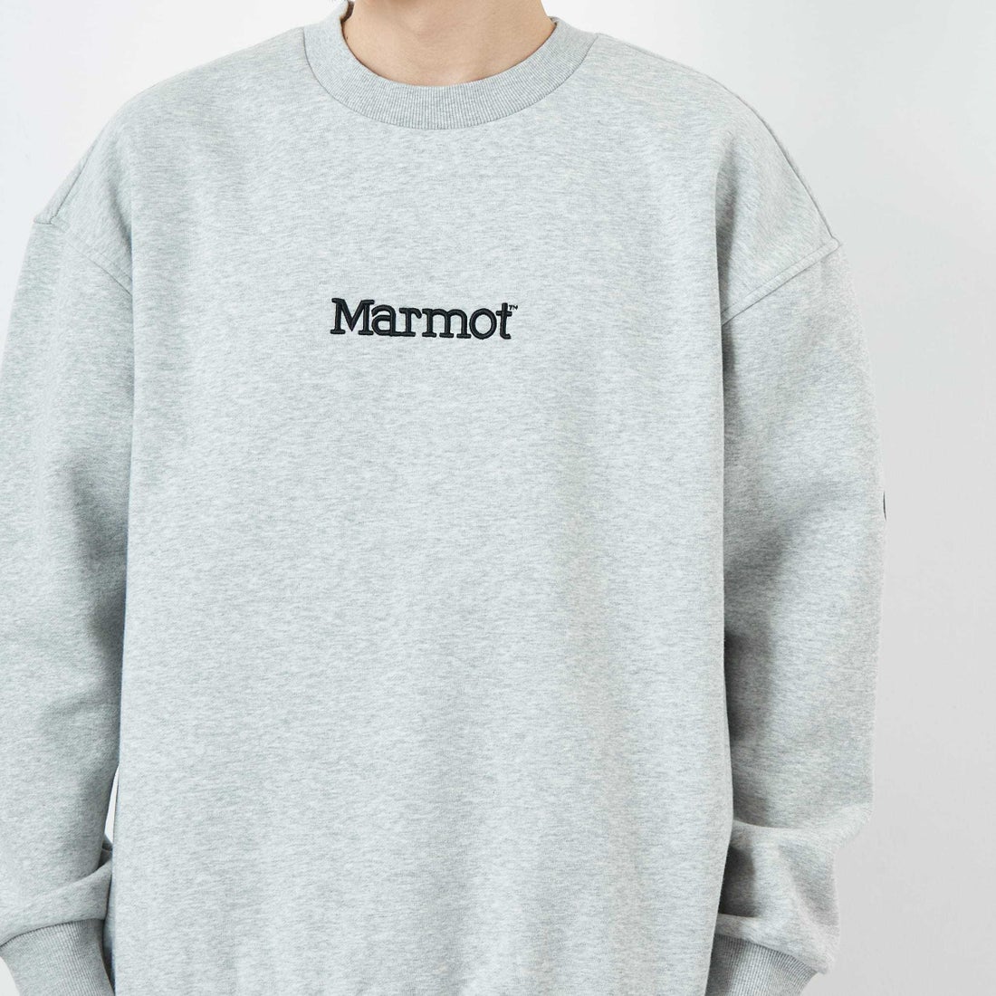 Marmot [マーモット] 別注 ブランド刺繍ロゴ クルーネックスウェット [MTFW25USW364IN-JF] TOP GRAY &&モデル身長：168cm 着用サイズ：L&&