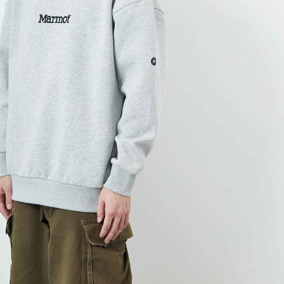 Marmot [マーモット] 別注 ブランド刺繍ロゴ クルーネックスウェット [MTFW25USW364IN-JF] TOP GRAY &&モデル身長：168cm 着用サイズ：L&&