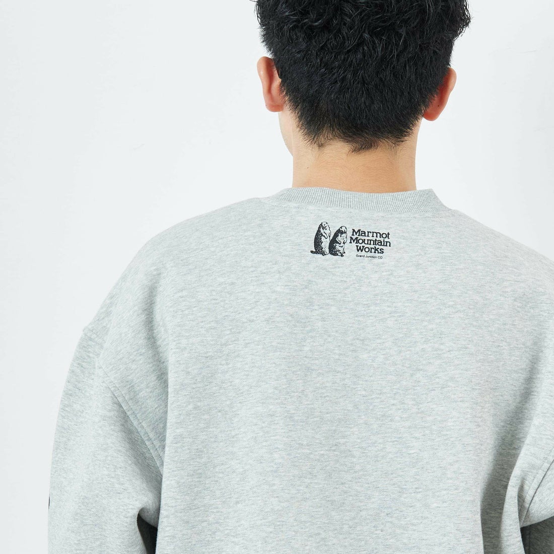 Marmot [マーモット] 別注 ブランド刺繍ロゴ クルーネックスウェット [MTFW25USW364IN-JF] TOP GRAY &&モデル身長：168cm 着用サイズ：L&&