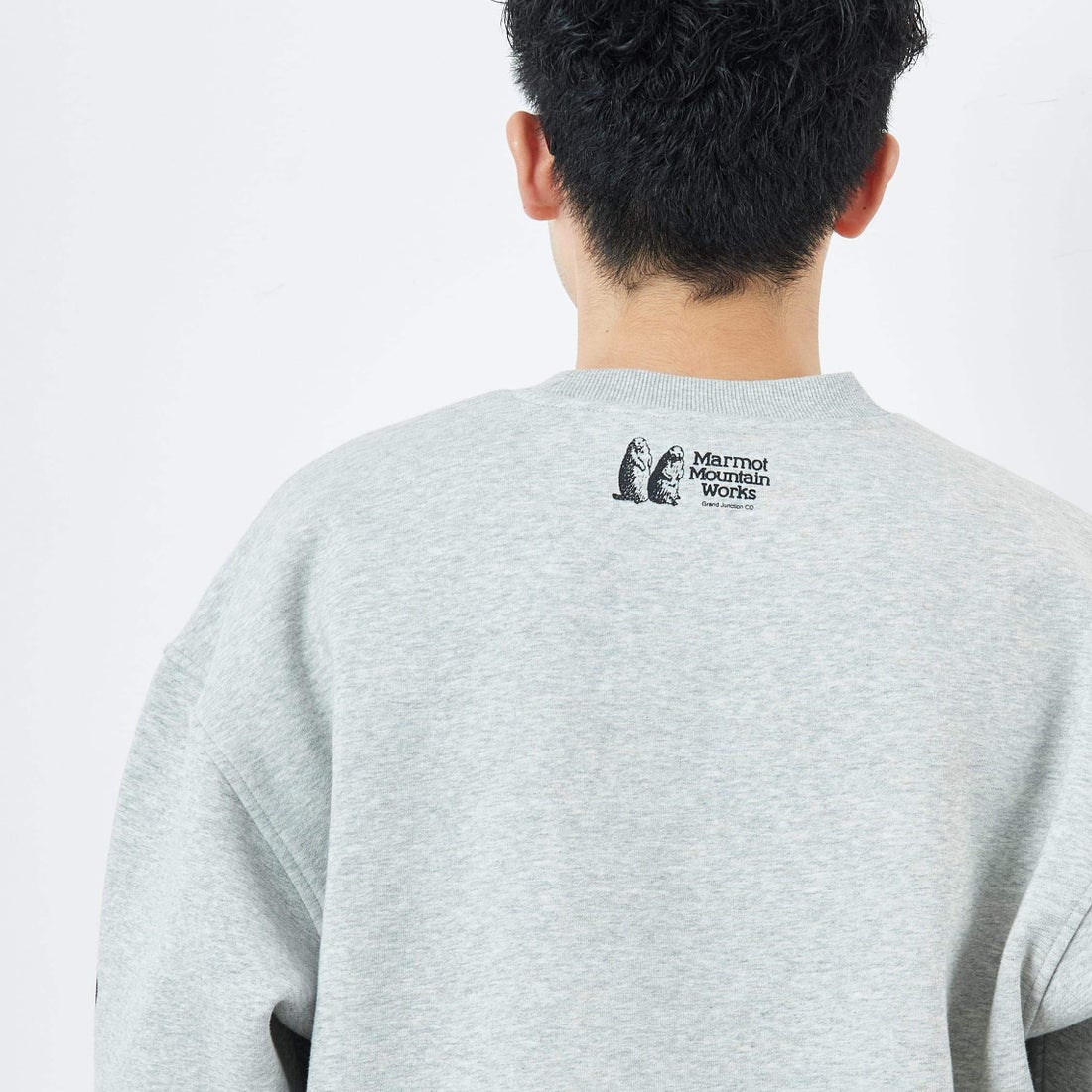 Marmot [マーモット] 別注 ブランド刺繍ロゴ クルーネックスウェット [MTFW25USW364IN-JF] TOP GRAY &&モデル身長：168cm 着用サイズ：L&&