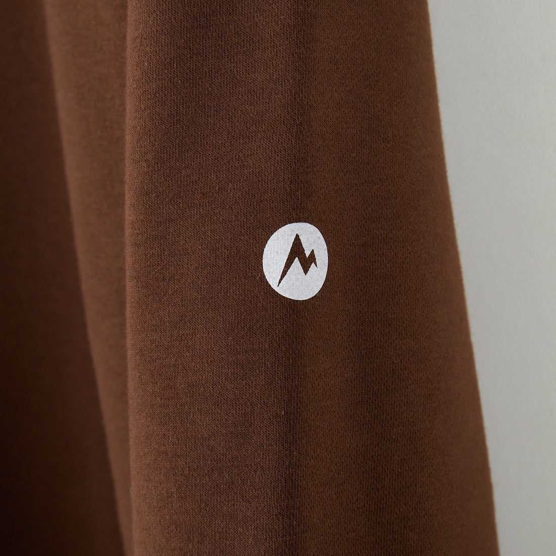 Marmot [マーモット] 別注 ブランド刺繍ロゴ クルーネックスウェット [MTFW25USW364IN-JF] BROWN