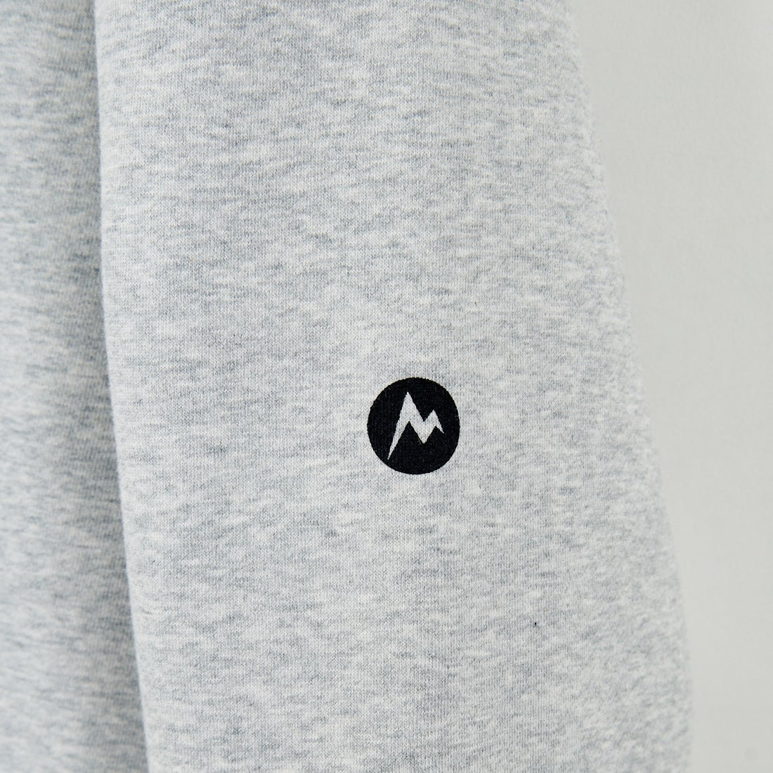 Marmot [マーモット] 別注 ブランド刺繍ロゴ クルーネックスウェット [MTFW25USW364IN-JF] TOP GRAY