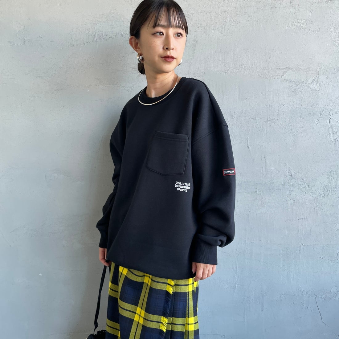 Marmot [マーモット] 別注 ワンポイントロゴ ポケットスウェット [MTFW25USW361IN-JF] BLACK &&モデル身長：150cm 着用サイズ：S&&
