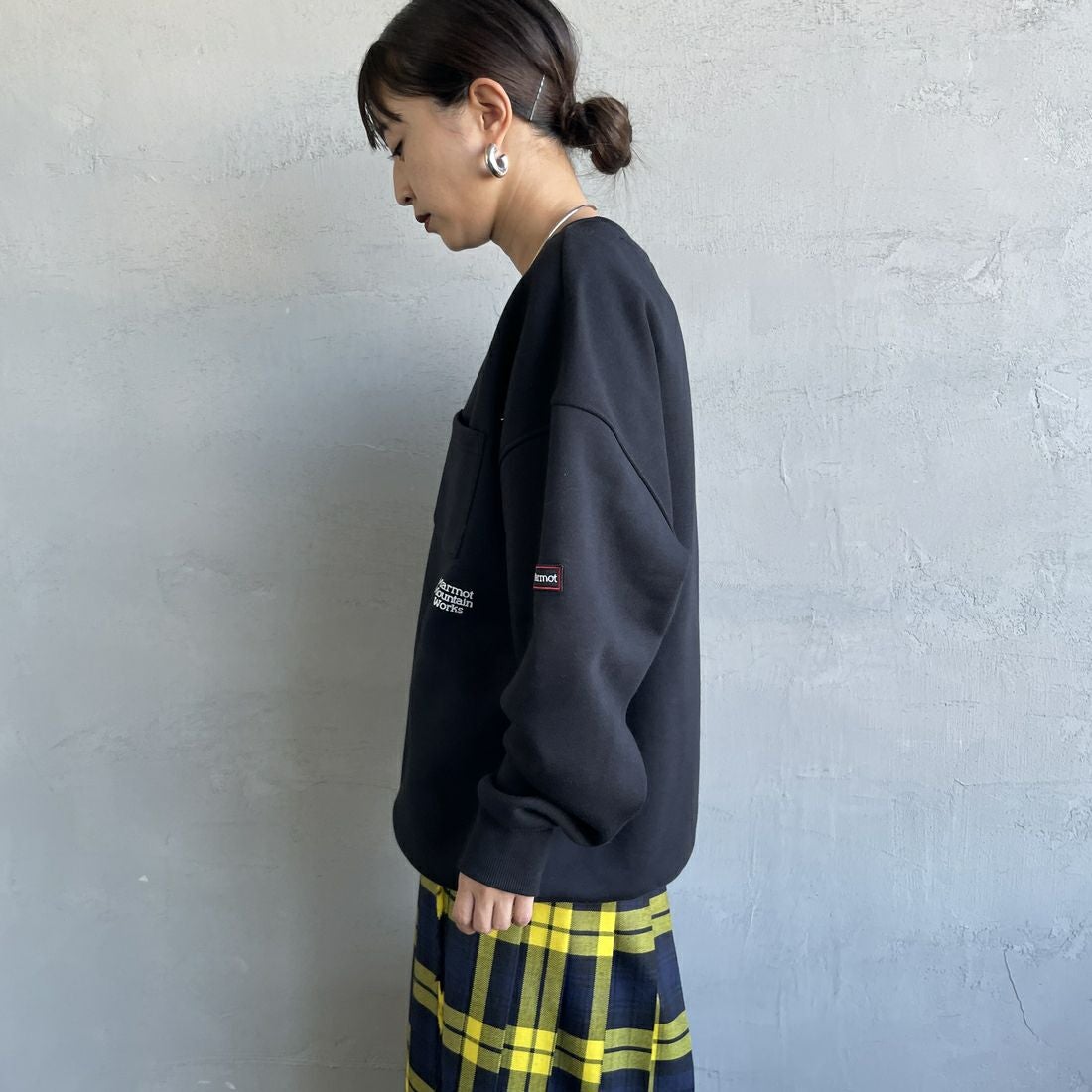 Marmot [マーモット] 別注 ワンポイントロゴ ポケットスウェット [MTFW25USW361IN-JF] BLACK &&モデル身長：150cm 着用サイズ：S&&