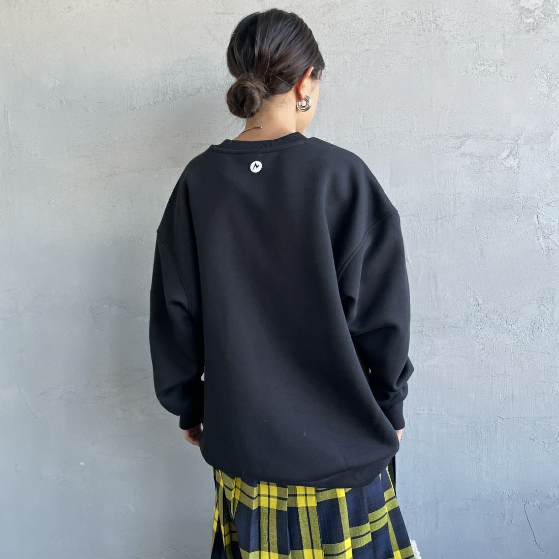 Marmot [マーモット] 別注 ワンポイントロゴ ポケットスウェット [MTFW25USW361IN-JF] BLACK &&モデル身長：150cm 着用サイズ：S&&