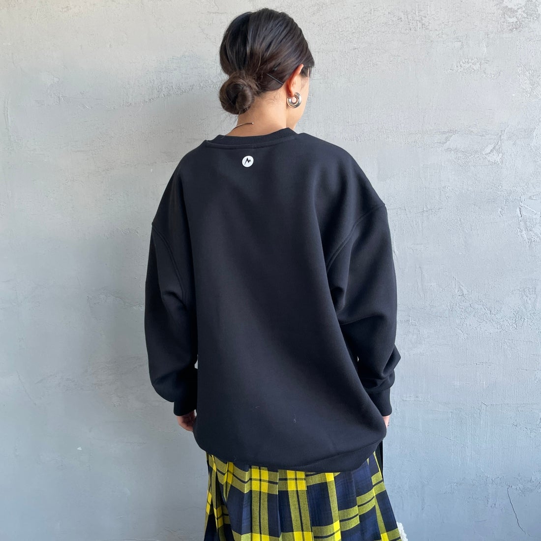 Marmot [マーモット] 別注 ワンポイントロゴ ポケットスウェット [MTFW25USW361IN-JF] BLACK &&モデル身長：150cm 着用サイズ：S&&