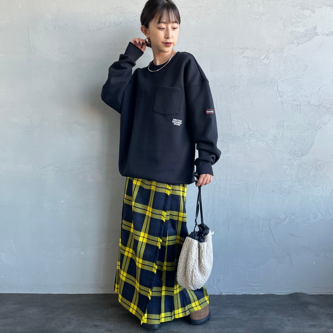 Marmot [マーモット] 別注 ワンポイントロゴ ポケットスウェット [MTFW25USW361IN-JF] BLACK &&モデル身長：150cm 着用サイズ：S&&