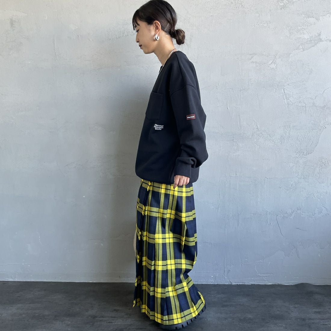 Marmot [マーモット] 別注 ワンポイントロゴ ポケットスウェット [MTFW25USW361IN-JF] BLACK &&モデル身長：150cm 着用サイズ：S&&