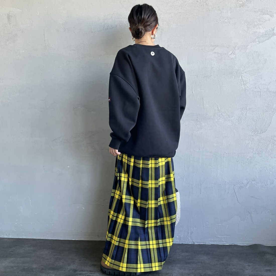 Marmot [マーモット] 別注 ワンポイントロゴ ポケットスウェット [MTFW25USW361IN-JF] BLACK &&モデル身長：150cm 着用サイズ：S&&