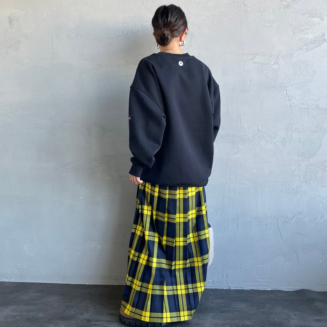 Marmot [マーモット] 別注 ワンポイントロゴ ポケットスウェット [MTFW25USW361IN-JF] BLACK &&モデル身長：150cm 着用サイズ：S&&