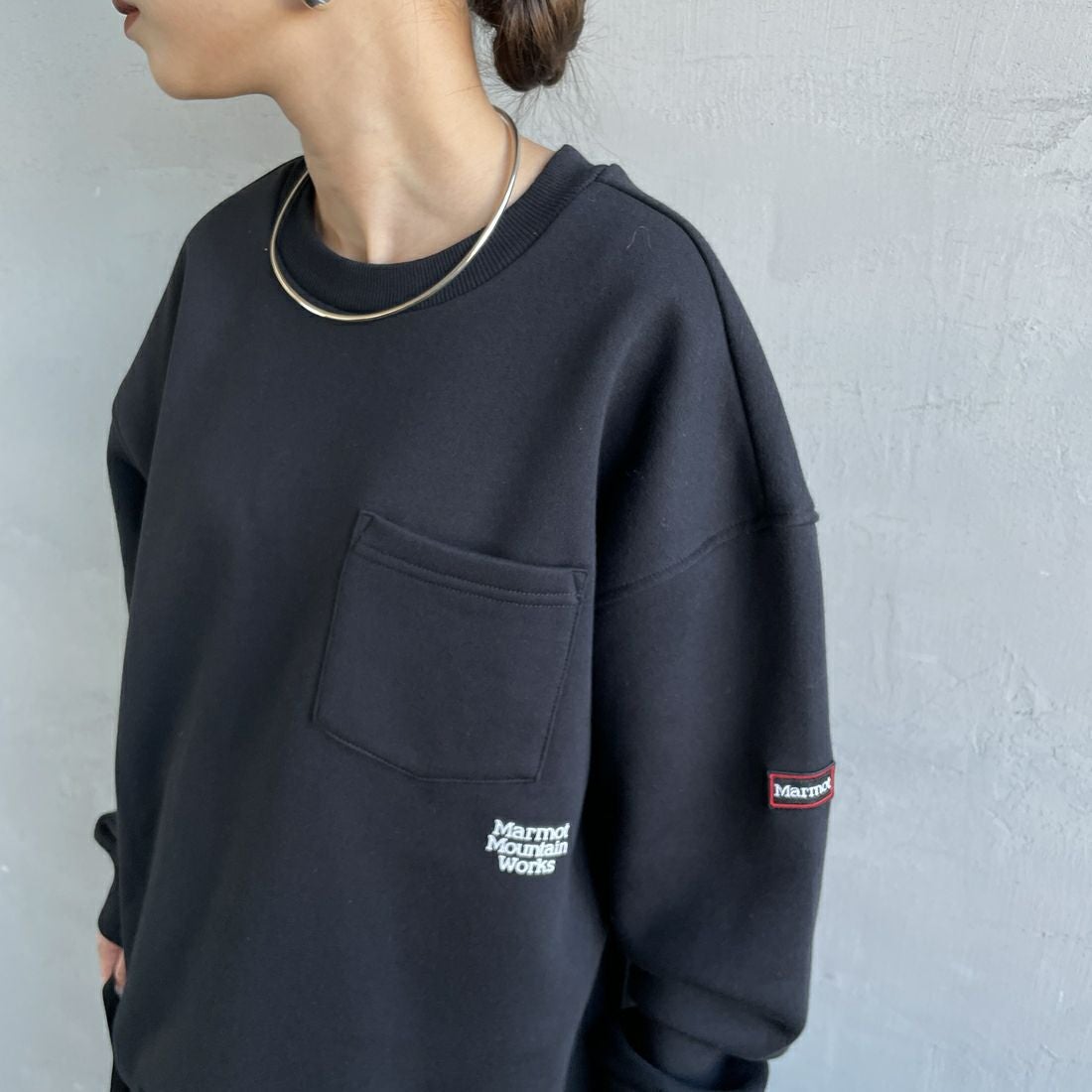 Marmot [マーモット] 別注 ワンポイントロゴ ポケットスウェット [MTFW25USW361IN-JF] BLACK &&モデル身長：150cm 着用サイズ：S&&