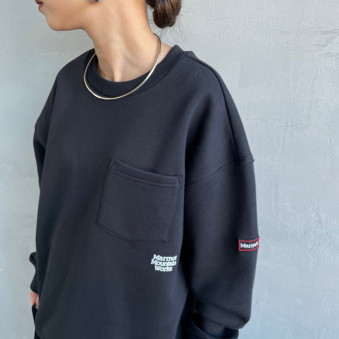Marmot [マーモット] 別注 ワンポイントロゴ ポケットスウェット [MTFW25USW361IN-JF] BLACK &&モデル身長：150cm 着用サイズ：S&&