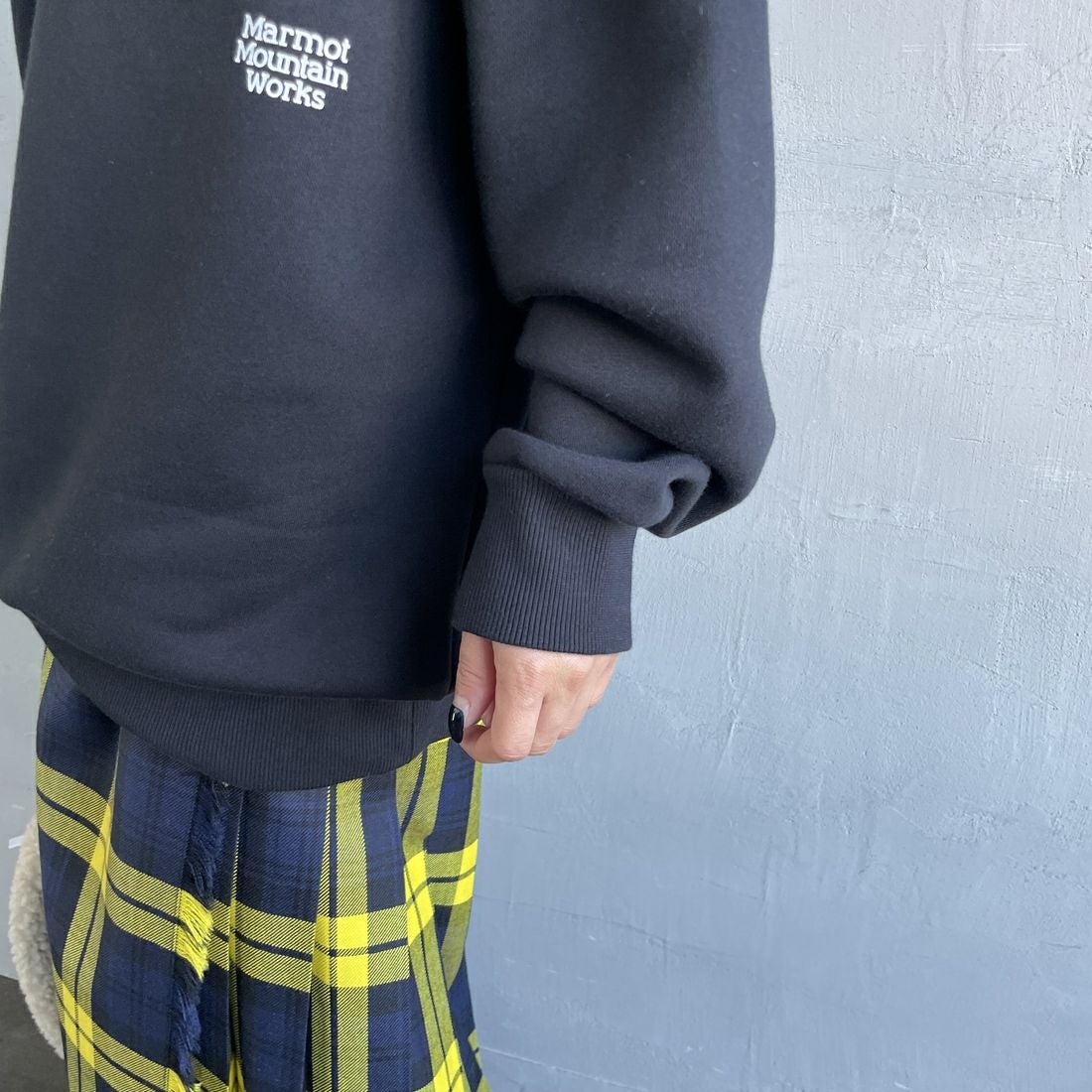 Marmot [マーモット] 別注 ワンポイントロゴ ポケットスウェット [MTFW25USW361IN-JF] BLACK &&モデル身長：150cm 着用サイズ：S&&