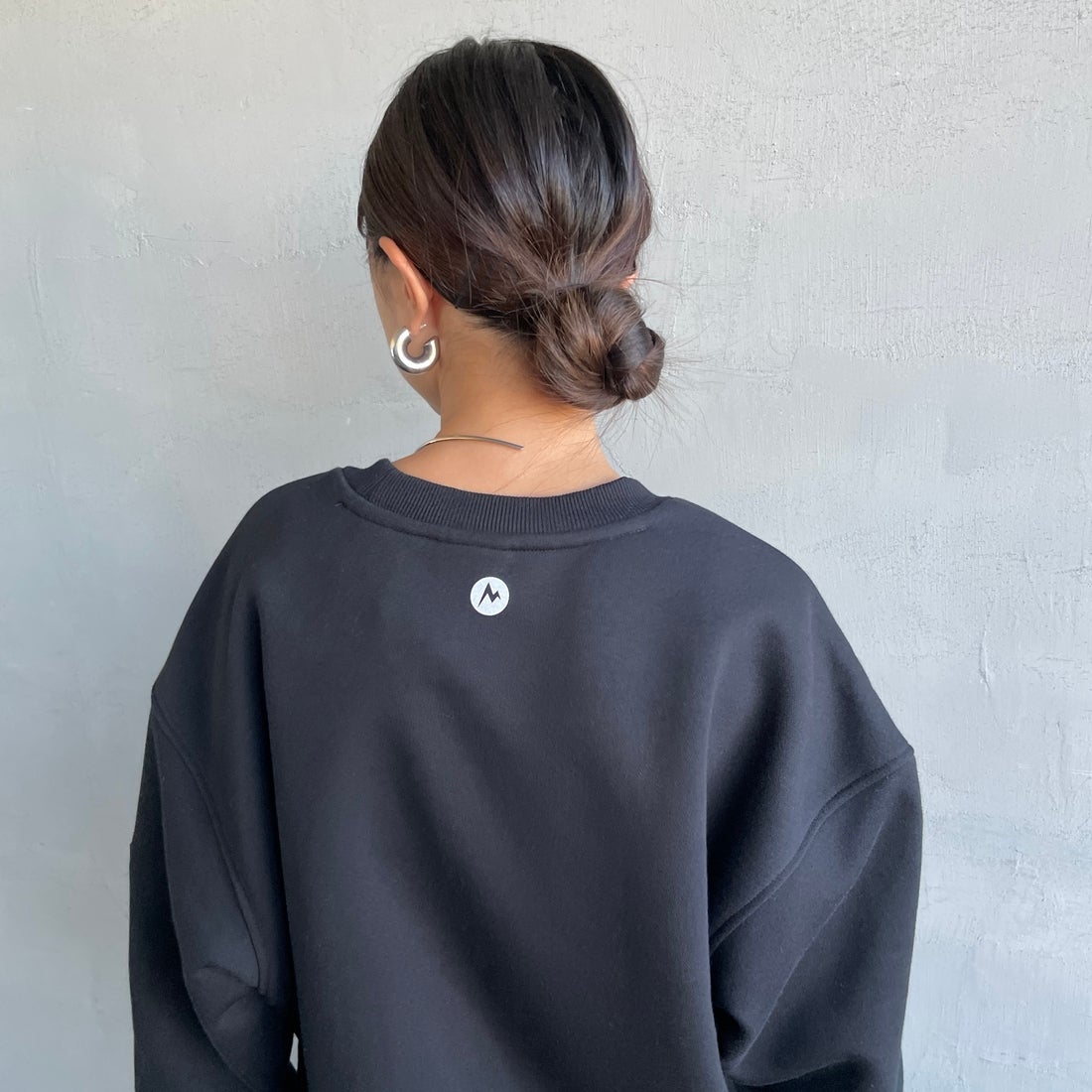 Marmot [マーモット] 別注 ワンポイントロゴ ポケットスウェット [MTFW25USW361IN-JF] BLACK &&モデル身長：150cm 着用サイズ：S&&