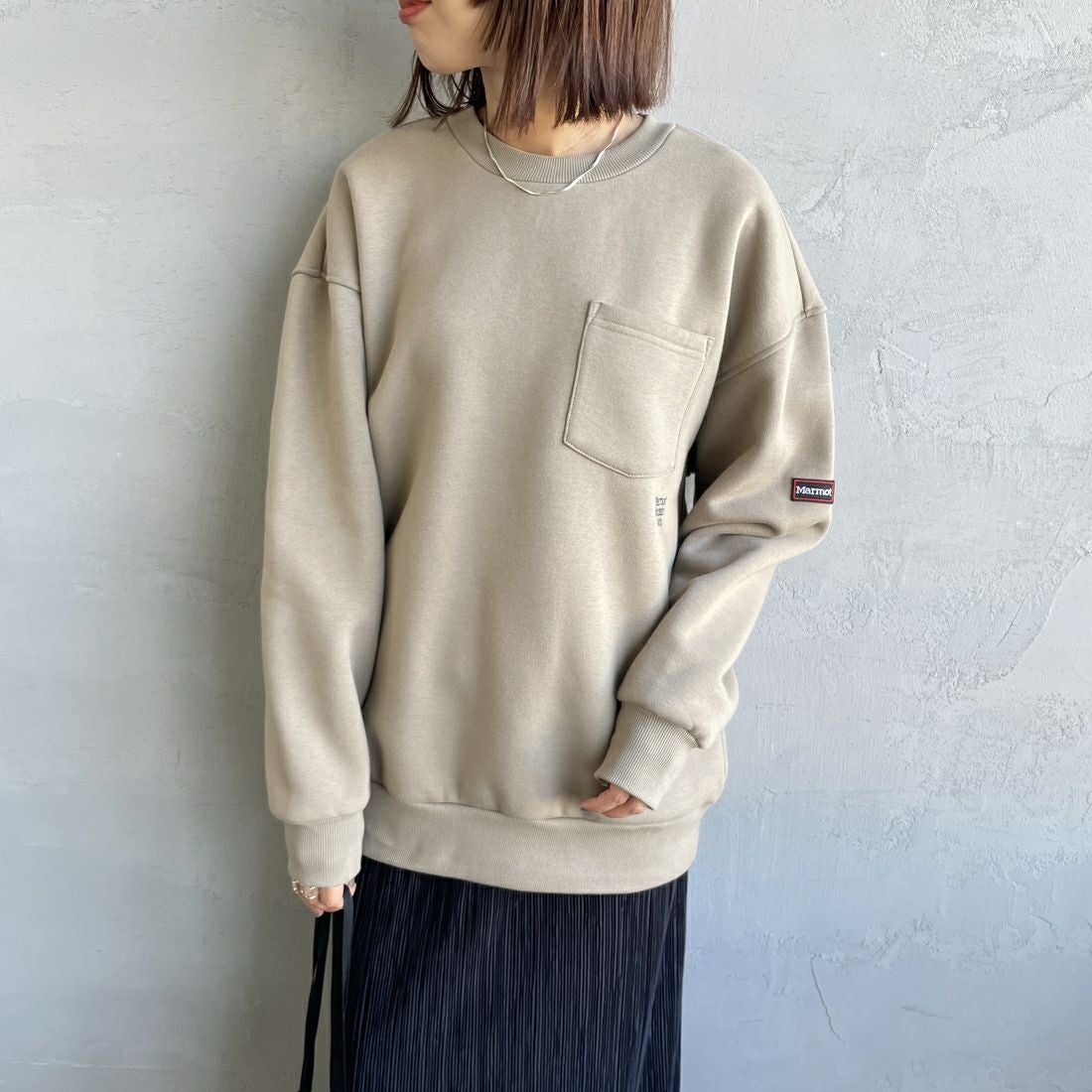 Marmot [マーモット] 別注 ワンポイントロゴ ポケットスウェット [MTFW25USW361IN-JF] BEIGE &&モデル身長：159cm 着用サイズ：S&&