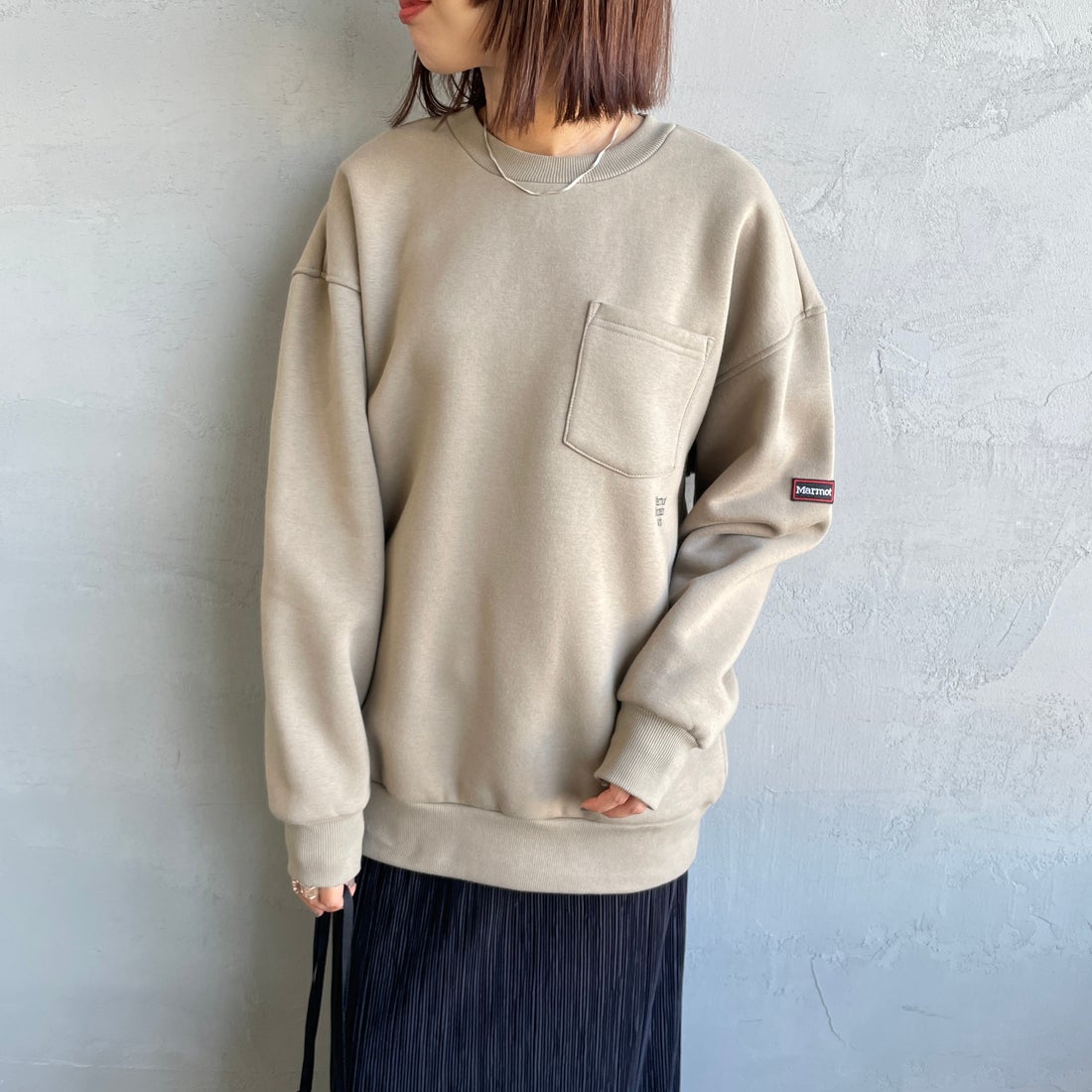 Marmot [マーモット] 別注 ワンポイントロゴ ポケットスウェット [MTFW25USW361IN-JF] BEIGE &&モデル身長：159cm 着用サイズ：S&&