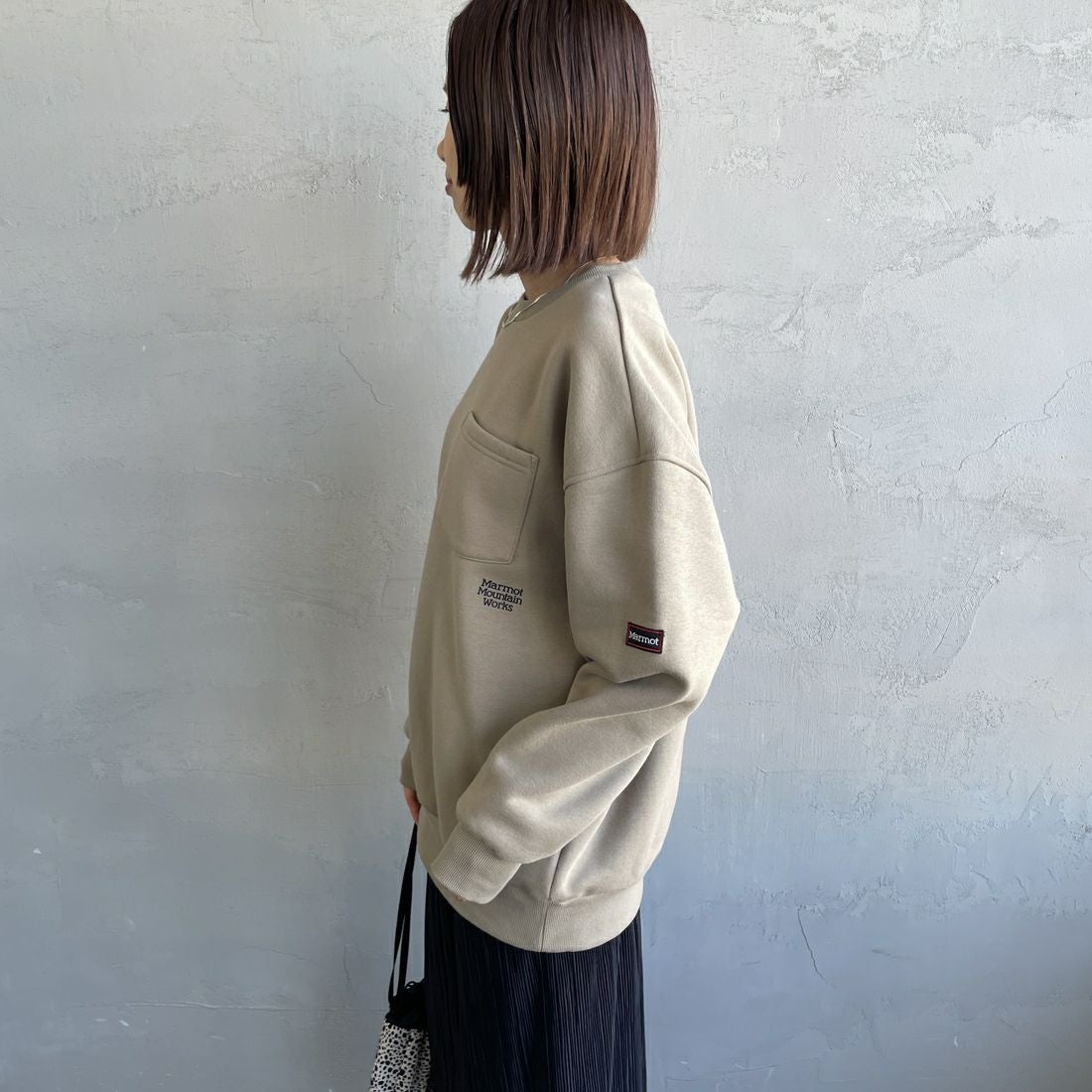 Marmot [マーモット] 別注 ワンポイントロゴ ポケットスウェット [MTFW25USW361IN-JF] BEIGE &&モデル身長：159cm 着用サイズ：S&&