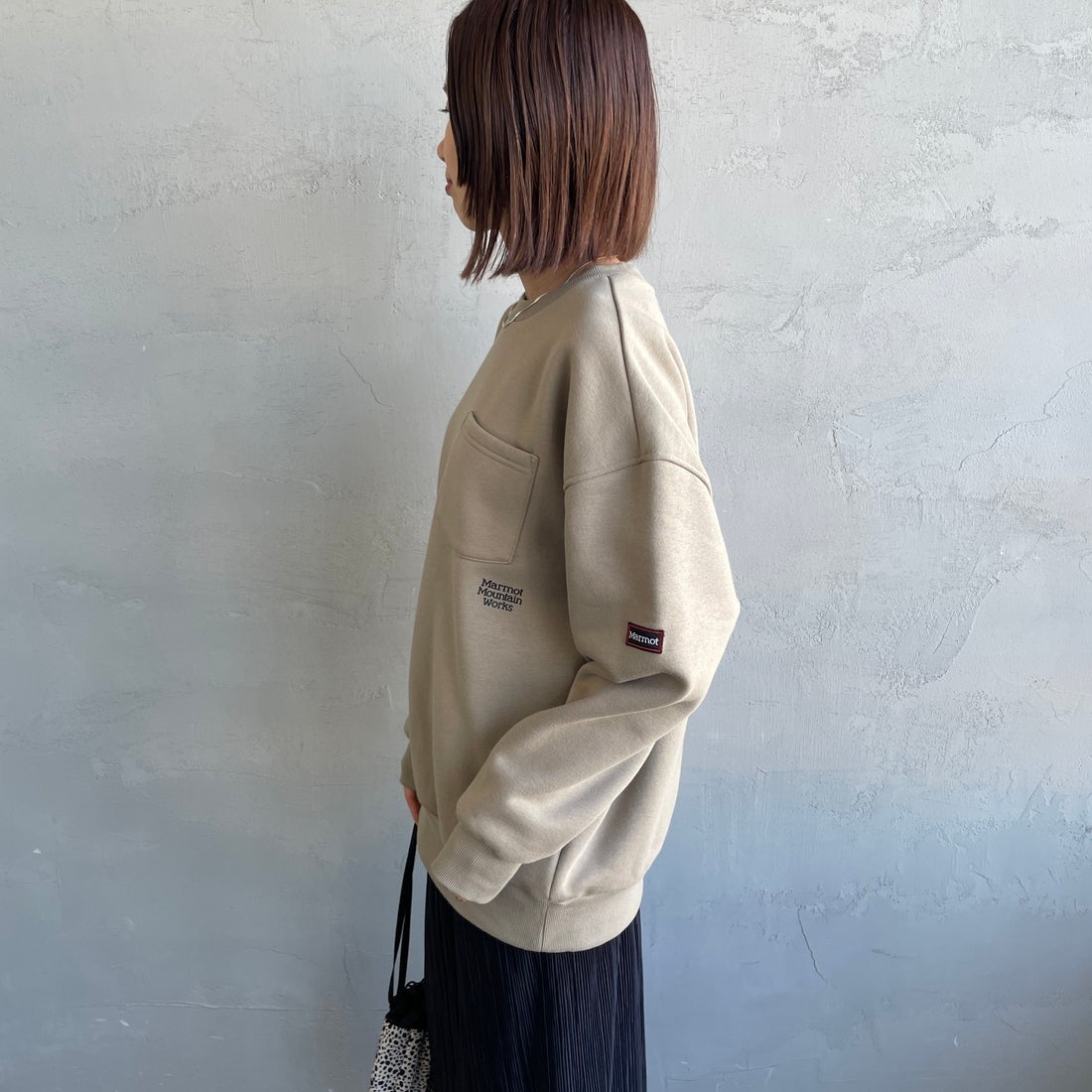 Marmot [マーモット] 別注 ワンポイントロゴ ポケットスウェット [MTFW25USW361IN-JF] BEIGE &&モデル身長：159cm 着用サイズ：S&&