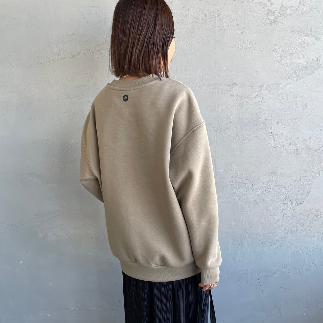 Marmot [マーモット] 別注 ワンポイントロゴ ポケットスウェット [MTFW25USW361IN-JF] BEIGE &&モデル身長：159cm 着用サイズ：S&&