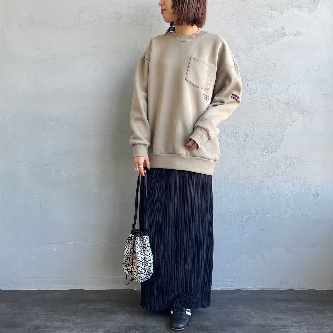 Marmot [マーモット] 別注 ワンポイントロゴ ポケットスウェット [MTFW25USW361IN-JF] BEIGE &&モデル身長：159cm 着用サイズ：S&&