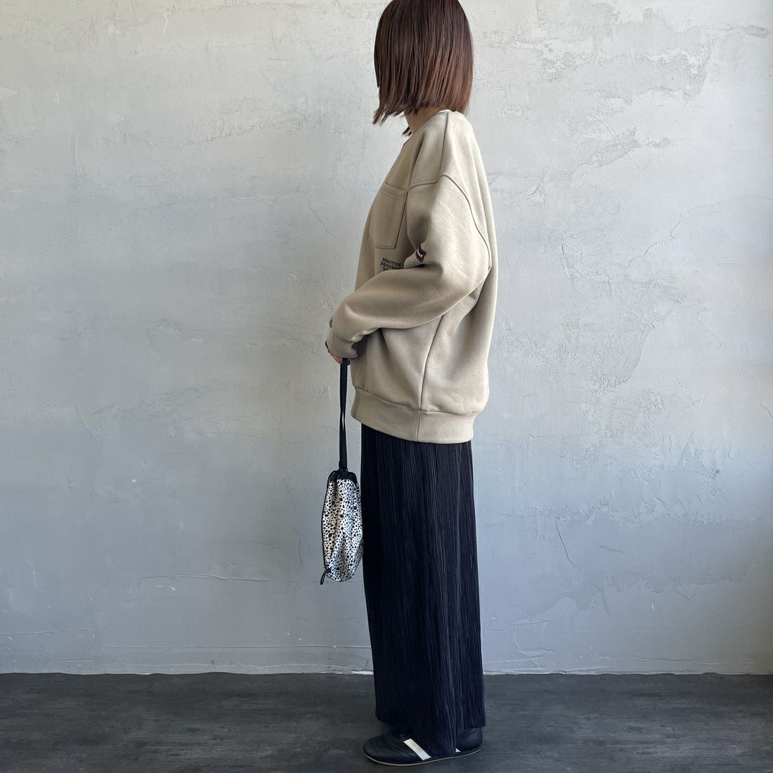 Marmot [マーモット] 別注 ワンポイントロゴ ポケットスウェット [MTFW25USW361IN-JF] BEIGE &&モデル身長：159cm 着用サイズ：S&&