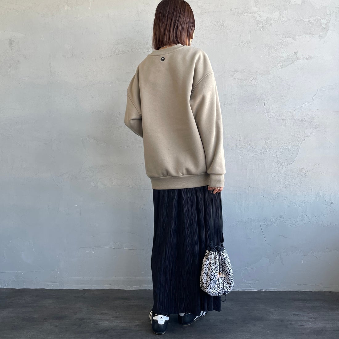 Marmot [マーモット] 別注 ワンポイントロゴ ポケットスウェット [MTFW25USW361IN-JF] BEIGE &&モデル身長：159cm 着用サイズ：S&&