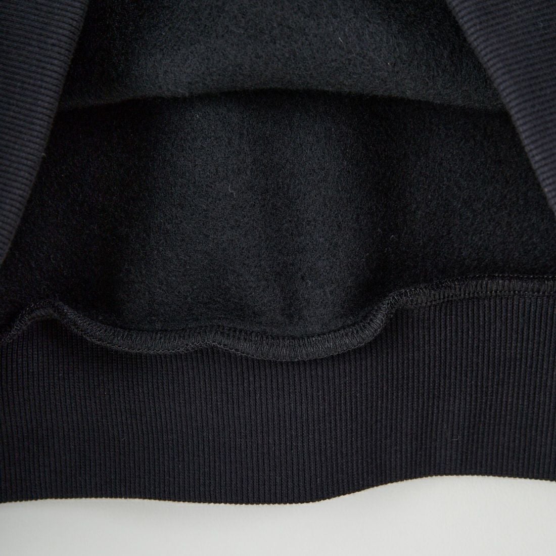 Marmot [マーモット] 別注 ワンポイントロゴ ポケットスウェット [MTFW25USW361IN-JF] BLACK