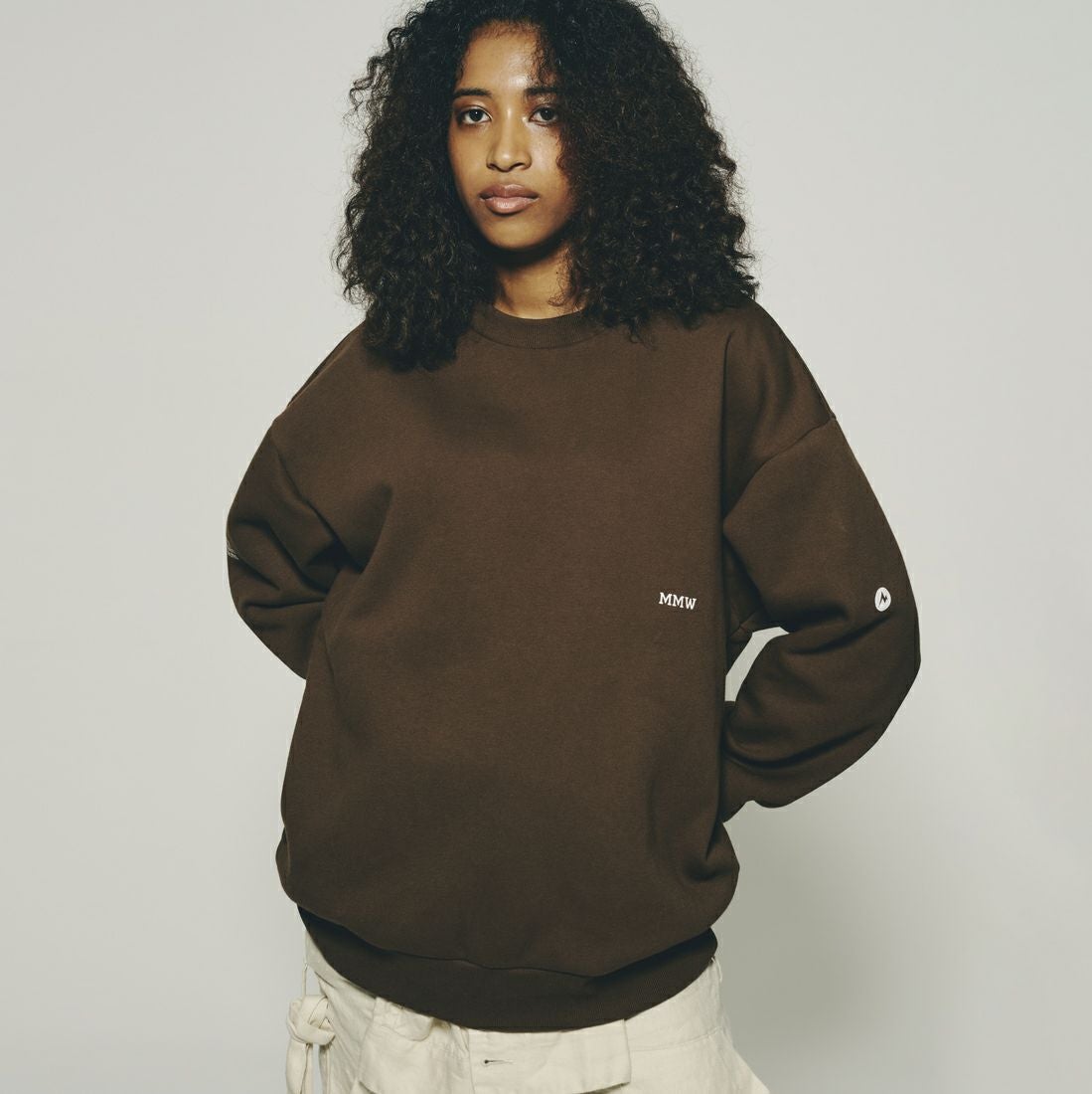 Marmot [マーモット] 別注 ブランドロゴ バックプリントスウェット [MTFW25USW362IN-JF] BROWN
