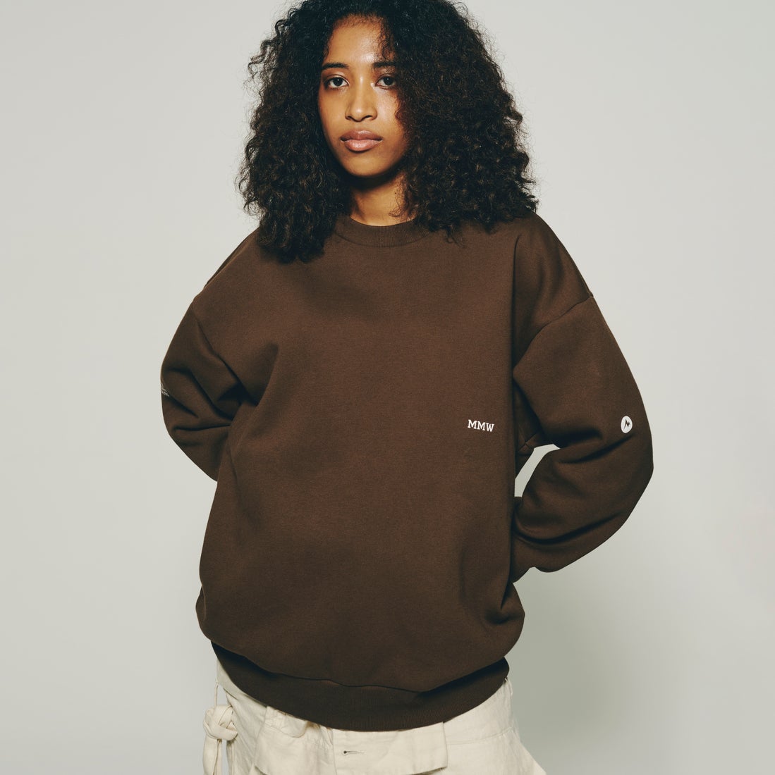 Marmot [マーモット] 別注 ブランドロゴ バックプリントスウェット [MTFW25USW362IN-JF] BROWN