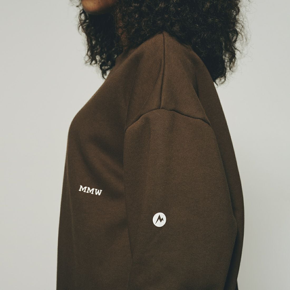 Marmot [マーモット] 別注 ブランドロゴ バックプリントスウェット [MTFW25USW362IN-JF] BROWN