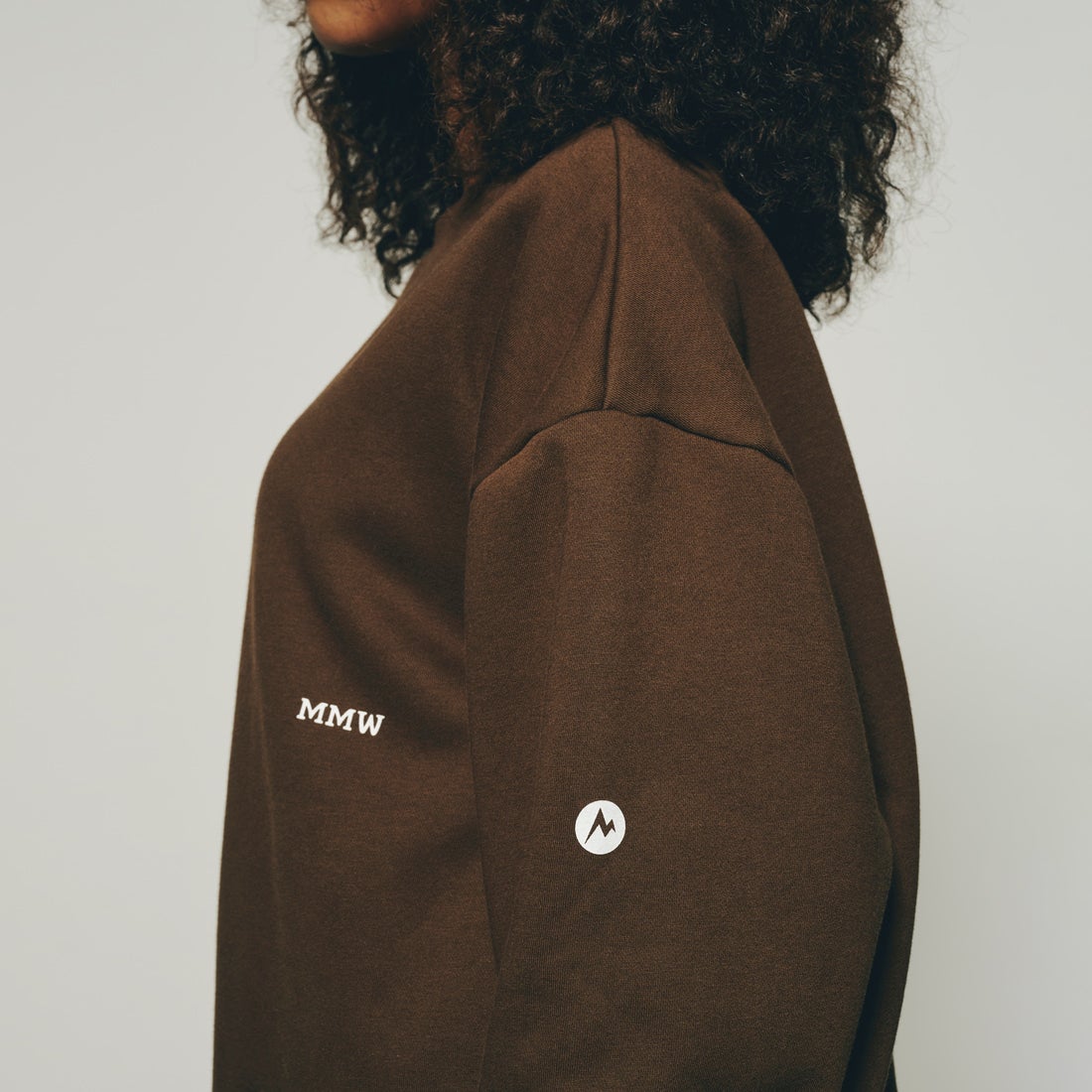 Marmot [マーモット] 別注 ブランドロゴ バックプリントスウェット [MTFW25USW362IN-JF] BROWN