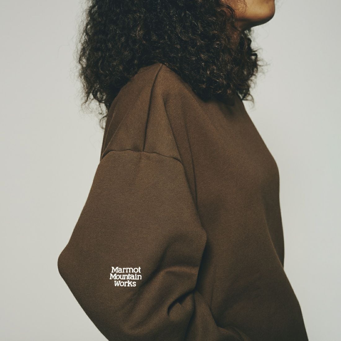 Marmot [マーモット] 別注 ブランドロゴ バックプリントスウェット [MTFW25USW362IN-JF] BROWN