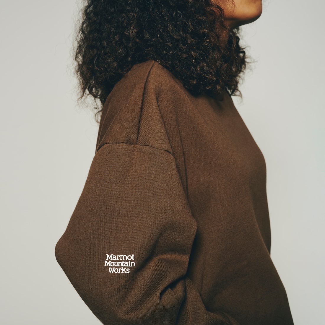 Marmot [マーモット] 別注 ブランドロゴ バックプリントスウェット [MTFW25USW362IN-JF] BROWN
