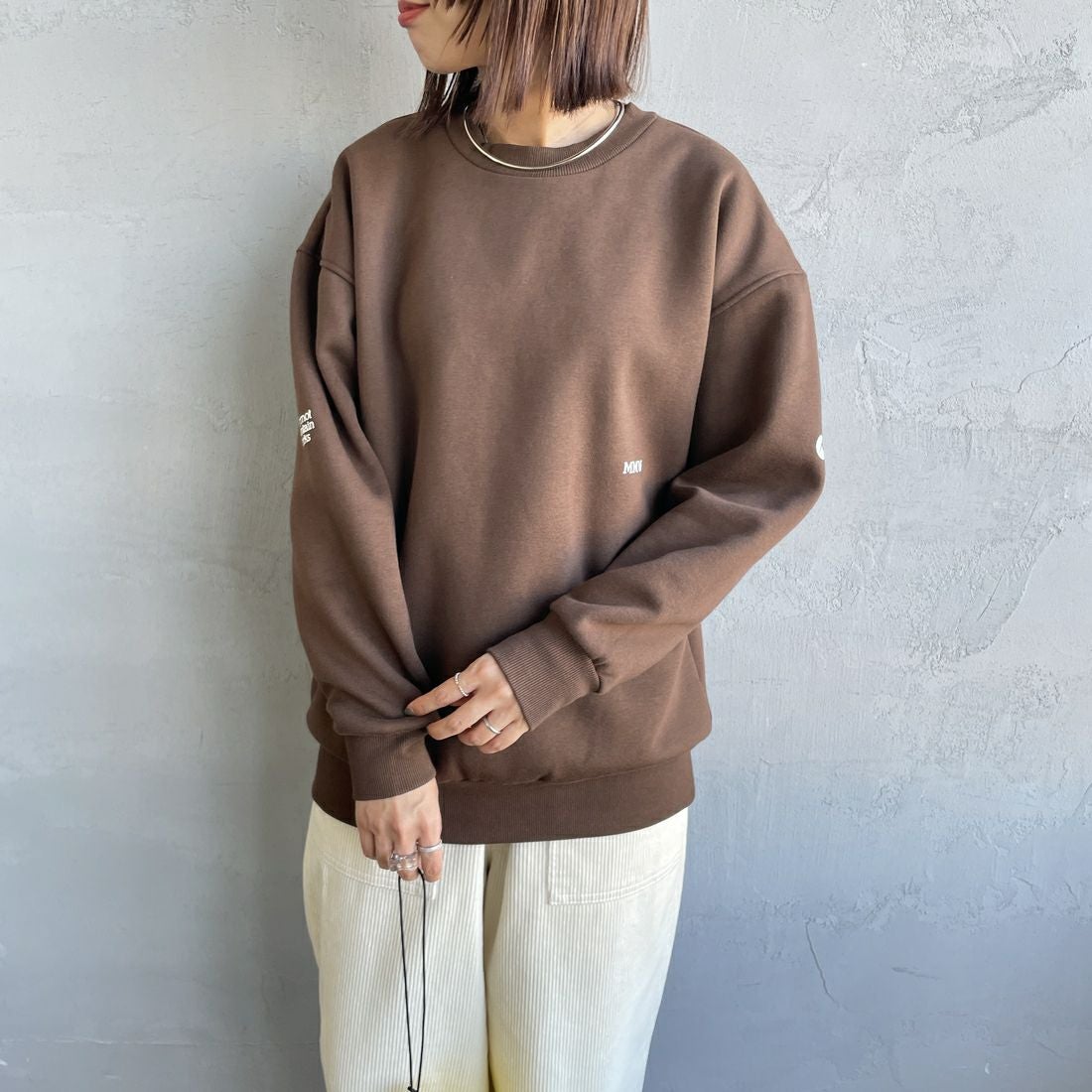 Marmot [マーモット] 別注 ブランドロゴ バックプリントスウェット [MTFW25USW362IN-JF] BROWN &&モデル身長：159cm 着用サイズ：S&&