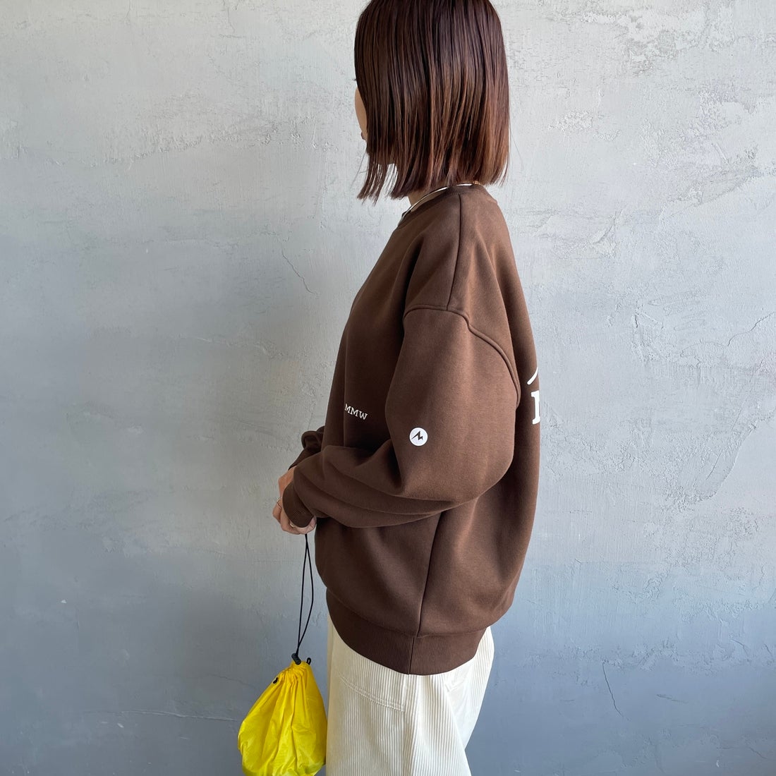Marmot [マーモット] 別注 ブランドロゴ バックプリントスウェット [MTFW25USW362IN-JF] BROWN &&モデル身長：159cm 着用サイズ：S&&