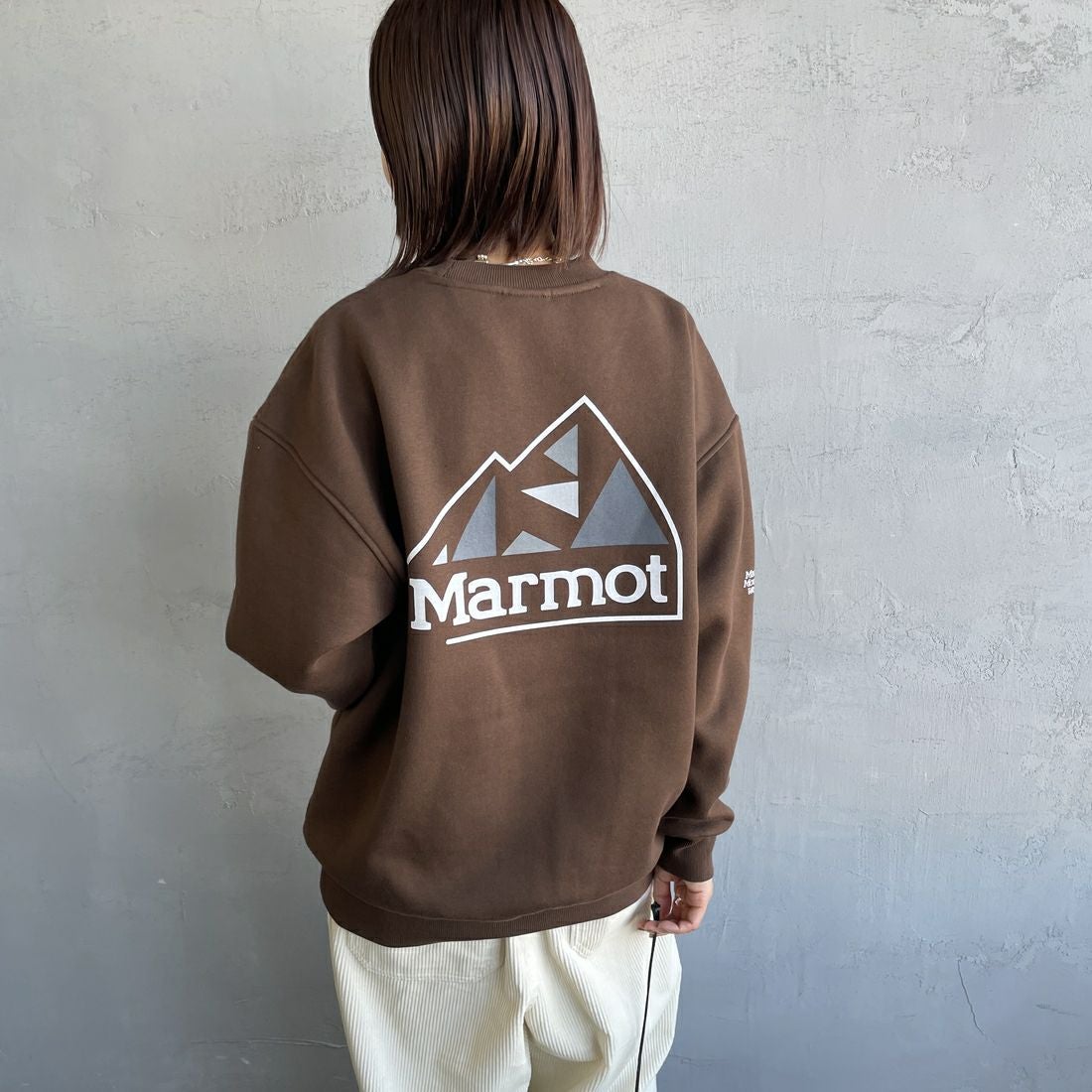 Marmot [マーモット] 別注 ブランドロゴ バックプリントスウェット [MTFW25USW362IN-JF] BROWN &&モデル身長：159cm 着用サイズ：S&&